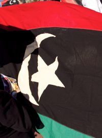 Doma sešitá libyjská vlajka