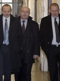 Obžalovaní Jan Pohůnek, Ondrej Páleník a Milan Kovanda přicházejí k Obvodnímu soudu pro Prahu 1