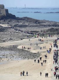 Lidé ve francouzském Saint Malo se přišli podávat na rekordní příliv a odliv