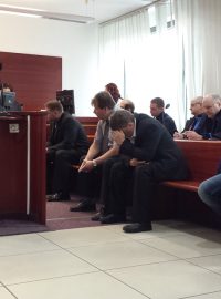 Soud poslal za mříže dozorce, kteří kradli měď z areálu heřmanické věznice (tři muži na lavici blíže k senátu)