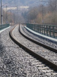 Železniční trať nedaleko Vojkovic nad Ohří