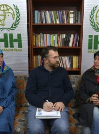 Antonie Chrástecká (vlevo) a Hana Humpalová v Turecku s Izzetem Sahinem z humanitární organizace IHH