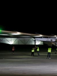 Solar Impulse 2 před odletem z barmského města Mandalaj
