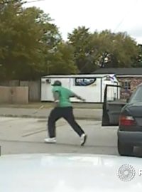 Záběr z videa zveřejněného policií zachycuje Waltera Scotta, jak utíká před policejní hlídkou