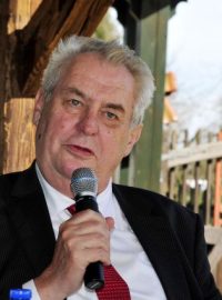Prezident Miloš Zeman zakončil 15. dubna třídenní návštěvu Karlovarského kraje tiskovou konferencí na dvoře restaurace nedaleko Aše