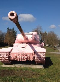 Tank číslo 23 - Růžový tank stojí hned u vjezdu do muzea v Lešanech.JPG