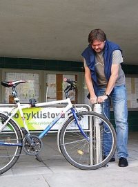 Cyklistům v Hradci Králové slouží veřejná pumpa na kola