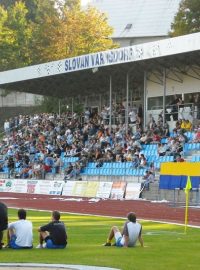 Varnsdorfský stadion je hlavní překážkou postupu Severočechů do Synot ligy.jpeg