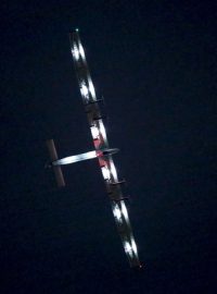 Letoun Solar Impulse krouží nad letištěm v japonské Nagoji