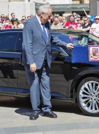 Miloš Zeman převzal od zástupců automobilky Škoda Auto nový prezidentský vůz