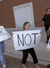 Lidé před bostonským soudem protestují proti trestu smrti pro Džochara Carnajeva