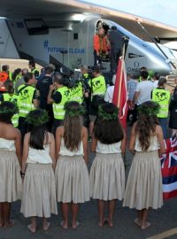 Letoun na solární pohon Solar Impulse 2 po pěti dnech a nocích ve vzduchu přistál na Havaji
