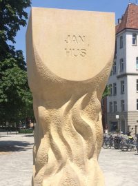Nová socha Jana Husa v Kostnici. Šestitunová skulptura znázorňuje hořící kalich