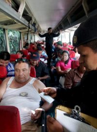 Mexická policie prohledává autobus během pátrání po uprchlém Joaquinu Guzmánovi