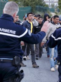 Francouzští policisté v noci zabránili několika stovkám imigrantů v přechodu do Velké Británie