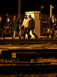 Běženci se pokoušejí dostat do Eurotunelu poblíž francouzského Calais