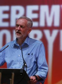 Veterán britské politiky Jeremy Corbyn je největším favoritem na post předsedy opozičních labouristů