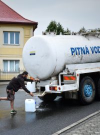 V části Nového Boru na Českolipsku si lidé musejí chodit pro pitnou vodu k cisternám