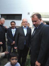 Premiér Bohuslav Sobotka, policejní prezident Tomáš Tuhý a ministr vnitra Milan Chovanec na návštěvě přijímacího tábora pro zajištění cizinců v Zastávce u Brna