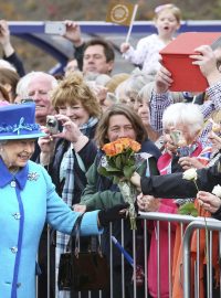 Královnu Alžbětu II. na nádraží nadšeně vítal dav jejích poddaných