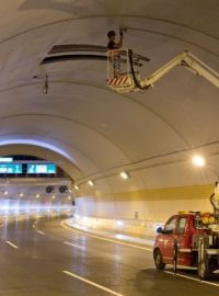 V tunelovém komplexu Blanka v Praze odborníci před jeho otevřením prověřovali funkčnost všech instalovaných technologií, především pak bezpečnostních systémů tunelu