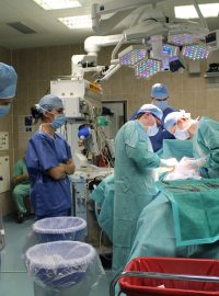 Transplantaci na sále sledují i medici