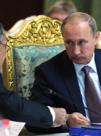 Moskva se už několik měsíců snaží prosadit svůj nový plán v Sýrii, kterým je vytvoření velké koalice proti terorismu. Na snímku ruský prezident Vladimir Putin a ministr zahraničí Sergej Lavrov