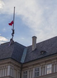 Členové skupiny Ztohoven stáhli na Pražském hradě prezidentskou vlajku a vyvěsili místo ní velké červené trenky