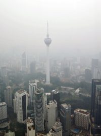 Pohled na Kuala Lumpur z vrcholu Petronas Towers kazí smog