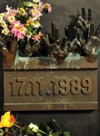 Události z 17. listopadu 1989 si na Národní třídě v Praze každoročně připomínají politici, studenti i veřejnost