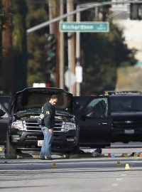 Vyšetřovatelé FBI u auta pachatelů masakru v San Bernardinu