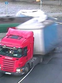 Střet vlaku s kamionem ve Frýdku-Místku (foto z městského kamerového systému)