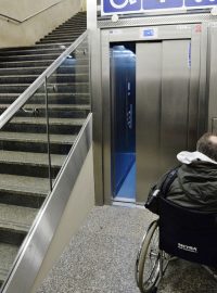 V Praze se handicapovaným a lidem s kočárky otevřel nový bezbariérový vstup do stanice metra Roztyly