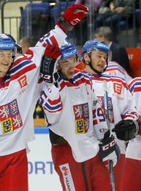 Lukáš Radil (nalevo) slaví se spoluhráči vítězství hokejové reprezentace nad Švédskem