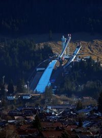 Jediný sníh v Oberstdorfu je ten na můstku, kde za pár hodin začne letošní Turné 4 můstků