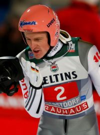 Německý skokan na lyžích Severin Freund se raduje z vítězství v prvním závodu Turné 4 můstků v domácím Oberstdorfu