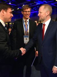 Petr Fiala obhájil post předsedy ODS a přijímá gratulace