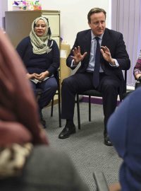 Britský premiér David Cameron mluví se ženami, které navštěvují lekce anglického jazyka v Leedsu na severu Anglie