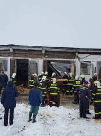 Hasiči vyprošťují prasata pod zhroucenou střechou vepřína v Rosičce na Žďársku