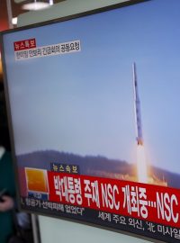 Jihokorejská televize informuje o vypuštění severokorejské rakety dlouhého doletu. Snímek z nádraží v Soulu