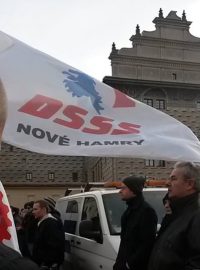 Přenosový vůz Českého rozhlasu na Hradčanském náměstí v Praze