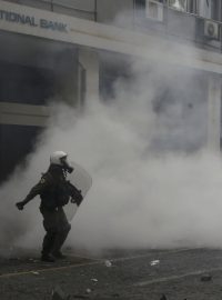 Policisté v Aténách použili proti protestujícím zemědělcům slzný plyn