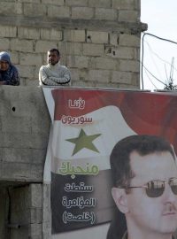 Obyvatelé předměstí Damašku u obrazu syrského prezidenta Bašára Asada