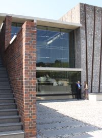 Nově otevřené Muzeum holocaust v Johannerburgu má svým tvarem smybolizovat genocidu a také mužský prvek