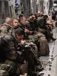 Francouzští vojáci během leteckého transportu do Mali