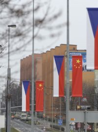 Na stožárech veřejného osvětlení podél Evropské třídy visí čínské a české vlajky, Praha 6 to kritizuje