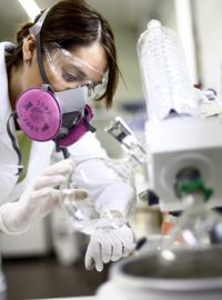 Vědci v laboratoři se snaží získat látku, která by odpuzovala komáry