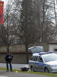 Policisté vyšetřují poškození čínských vlajek v Praze