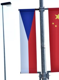České a čínské vlajky na Evropské třídě (28. března 2016)