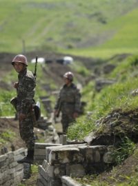 Arménští vojáci v zákopech v Náhorním Karabachu